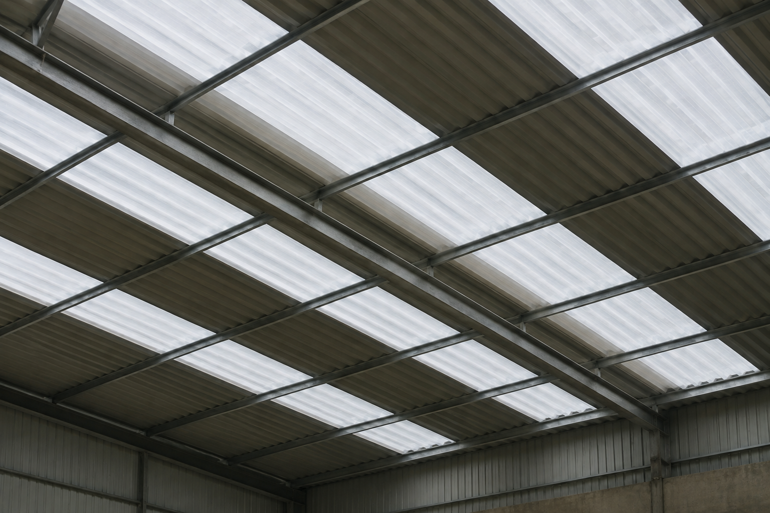 Coberturas industriais que iluminam a planta sem aquecer o ambiente: